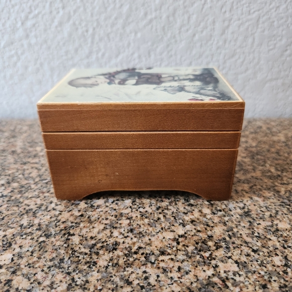 Vintage Wooden Fuji Wind Up Music Box Hummel Art Picture 🎶 Somewhere My Love 🎶 - Picture 5 of 16